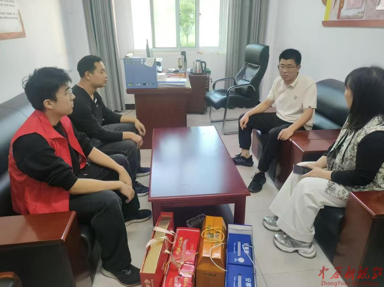 石龍區衛健委組織開展“迎雙節、送關愛”走訪慰問活動